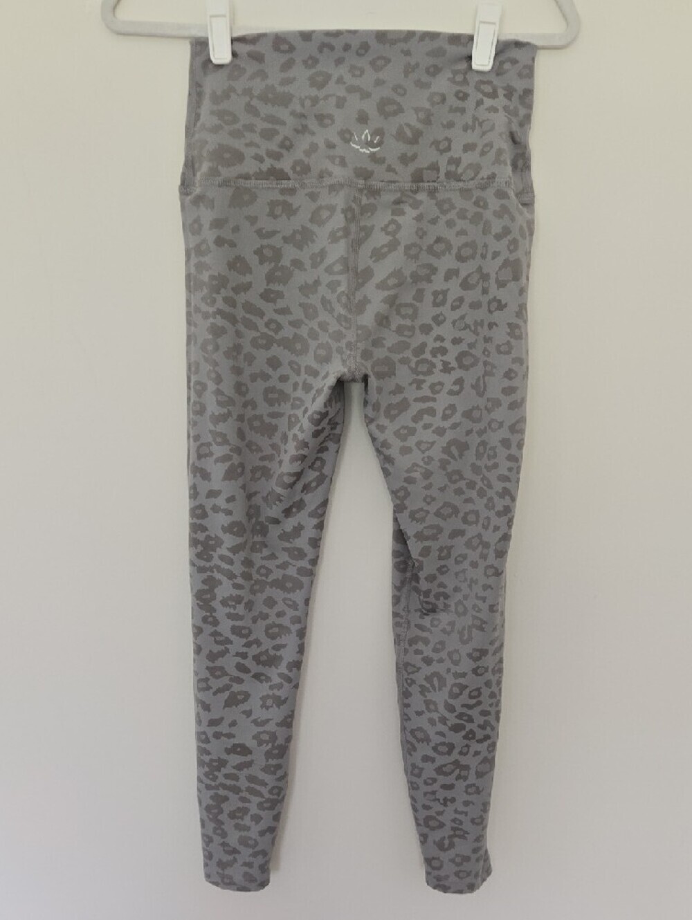 Beyond Yoga Grey Leopard Print Leggings - High Waist Athletic Activewear Medium - Picture 3 of 4